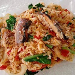 ข้าว ผัด ปลา กระป๋อง ( ในรูปใส่พริกลงไปนิดนึ่งนะคะ)