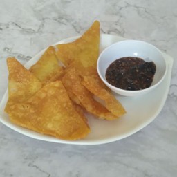 เกี๊ยวแผ่นกรอบ(น้ำจิ้มรสเด็ด)