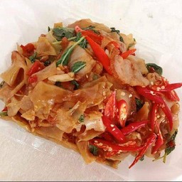 เส้น ใหญ่ ผัดกะเพรา ( โคตรเผ็ด ) (โปรดเลือกเนื้อสัตว์ )