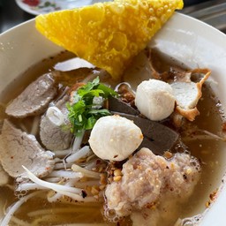 ก๋วยเตี๋ยวหมูต้มยำเส้นเล็ก