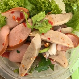 ยำไส้กรอกหนังกรอบไก่รมควัน+ไก่ยอ