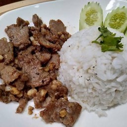 ข้าวเนื้อทอดกระเทียม