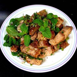 ลาบหมูกรอบ