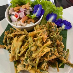 ยำผักบุ้งกรอบ