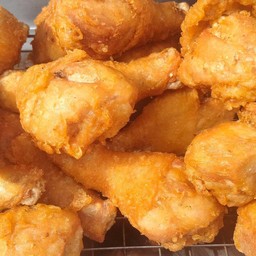 ส้มตำจัดจ้านไก่ทอดสามแยก