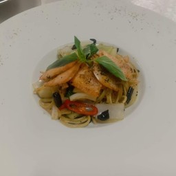 สปาเก็ตตี้ผัดพริกกระเทียมแซลมอน