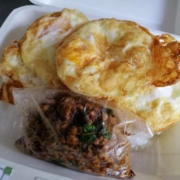 ข้าวกะเพราป่าจัมโบ้ หมูสับฟรีไข่ดาว 3 ใบ