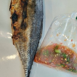 ปลาหางแข็งย่าง+น้ำจิ้มซีฟู๊ด (Size  M)