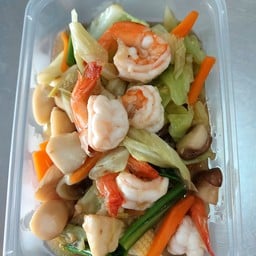 ผัดผักรวมใส่กุ้งเป็นกับข้าว