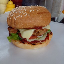 เสน่ห์ เบอร์เกอร์ @หน้ามูลนิธิกุศลสงเคราะห์ เชียงราย