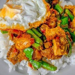 ข้าวราดผัดพริกแกง
