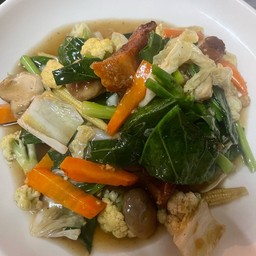 ผัดผักรวมหมูกรอบ