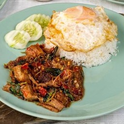 กะเพราขาหมูราดข้าว