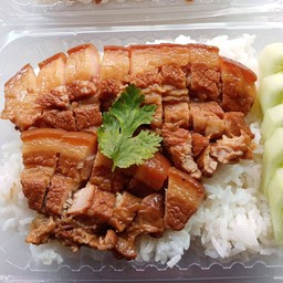 ข้าวหมูสามชั้นต้มน้ำปลา น้ำจิ้มซีฟู้ด