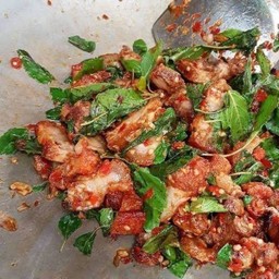 ผัดกะเพราหมูกรอบ. (เป็นกับข้าว)