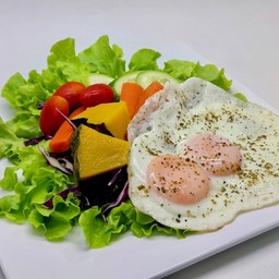 สลัดผักออแกนิคและไข่ดาวไร้มัน2ฟอง