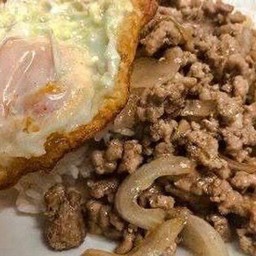 ข้าวราดหมูสับนํ้ามันหอย