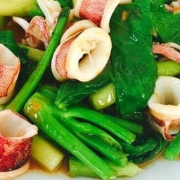 คะน้าปลาหมึก...ราดข้าว