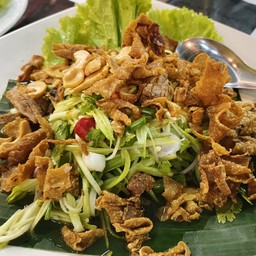 ยำมะม่วงปลาหมึกแห้ง