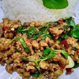 ผัดกระเพราไก่ชิ้นราดข้าวอิ่มคุ้มพิเศษไข่ดาว