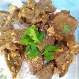 ข้าวกระเทียม ราดข้าว