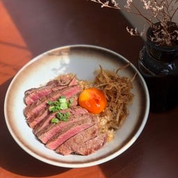 ข้าวผัดมันเนื้อวากิวสเต็กไข่ดอง