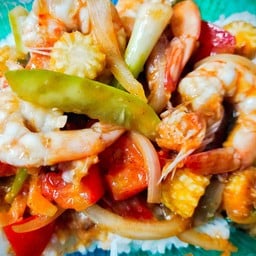 ผัดเปรี้ยวหวานกุ้งราดข้าว
