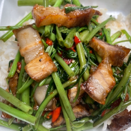 ผัดผักบุ้งหมูกรอบราดข้าว