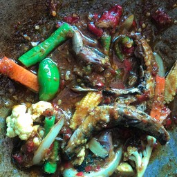 ข้าวเครื่องแกงปลากระป๋องราดข้าว