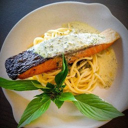 สปาเก๊ตตี้เพสโต้ซอส แซลมอน