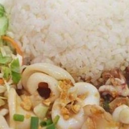 ปลาหมึกกระเทียม...ราดข้าว