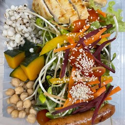 SALAD สลัดรวมธัญพืช อกไก่ และไส้กรอกหมูรมควัน