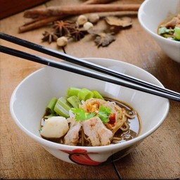 ก๋วยเตี๋ยวเรือน้ำตกหมู เส้นเล็ก