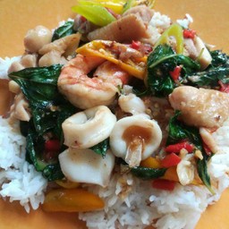 ผัดกระเพรารวมมิตรทะเล(หมู,ไก่,ไส้กรอก,กุ้ง,หมึก)