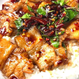 กะเพราสามชั้นสไลด์ราดข้าว