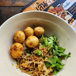 บะหมี่เส้นแบนแห้ง ลูกชิ้นกุ้ง คลุกซิอิ๊วดำ