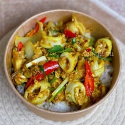 ข้าวราดปลาหมึกผัดผงกะหรี่