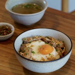 ข้าวหมูทอดกระเทียมไข่ดาว