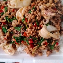 กะเพาหมูสับ-ปลาหมึก
