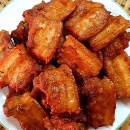 สามชั้นทอดกระเทียมกับข้าว