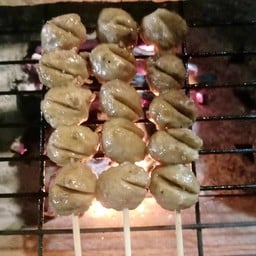 ลูกชิ้นปิ้งเตาถ่าน  หน้าแฟลต27