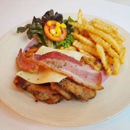 ไก่ย่างเบค่อนชีส (สเต็กไก่2ชิ้น+เบค่อน1ชิ้น+ชีส+เฟรนฟราย+สลัด)