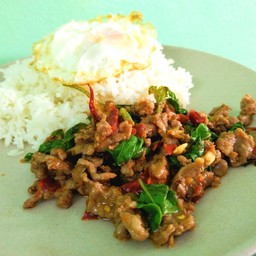 กระเพราเนื้อชิ้นราดข้าว+ไข่ดาวฟรี!!