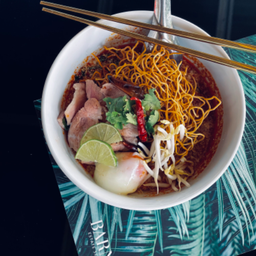 บะหมี่กรอบต้มยำน้ำข้นไข่สันคอหมูสไลด์