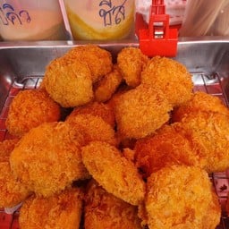 ทอดมัน&โดนัทกุ้ง ( ข้างโรงเรียนสตรีสิริเกศ)