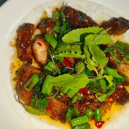 กะเพราะไก่กรอบ ราดข้าว