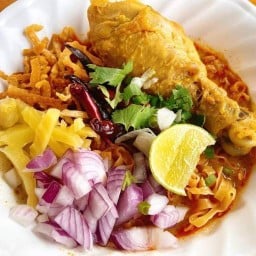 ร้านเด็กเส้น ประชาอุทิศ90 ตรง ตีนสะพานลานปูน ตรงข้าม ร้านบุญรุ่งวัสดุก่อสร้าง เด็กเส้น ประชาอุทิศ90