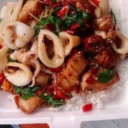 กะเพาหมูกรอบ-ปลาหมึก