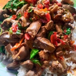 กระเพราเครื่องในไก่