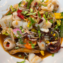 ยำไข่สามหมึก